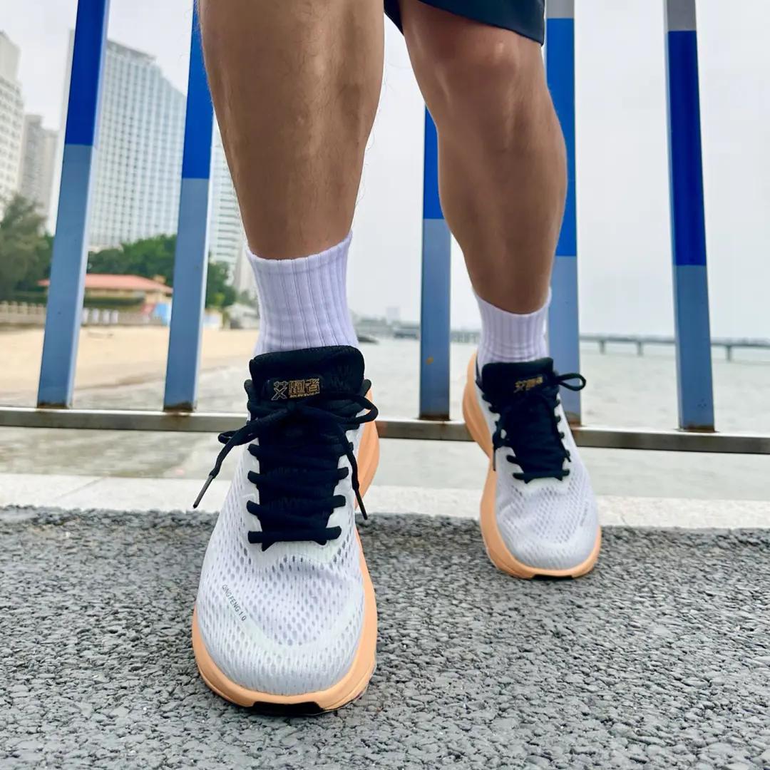 The bottom of the 'bread' met the carbon plate, and the soft and distinct foot feel helped me stabilize my pace