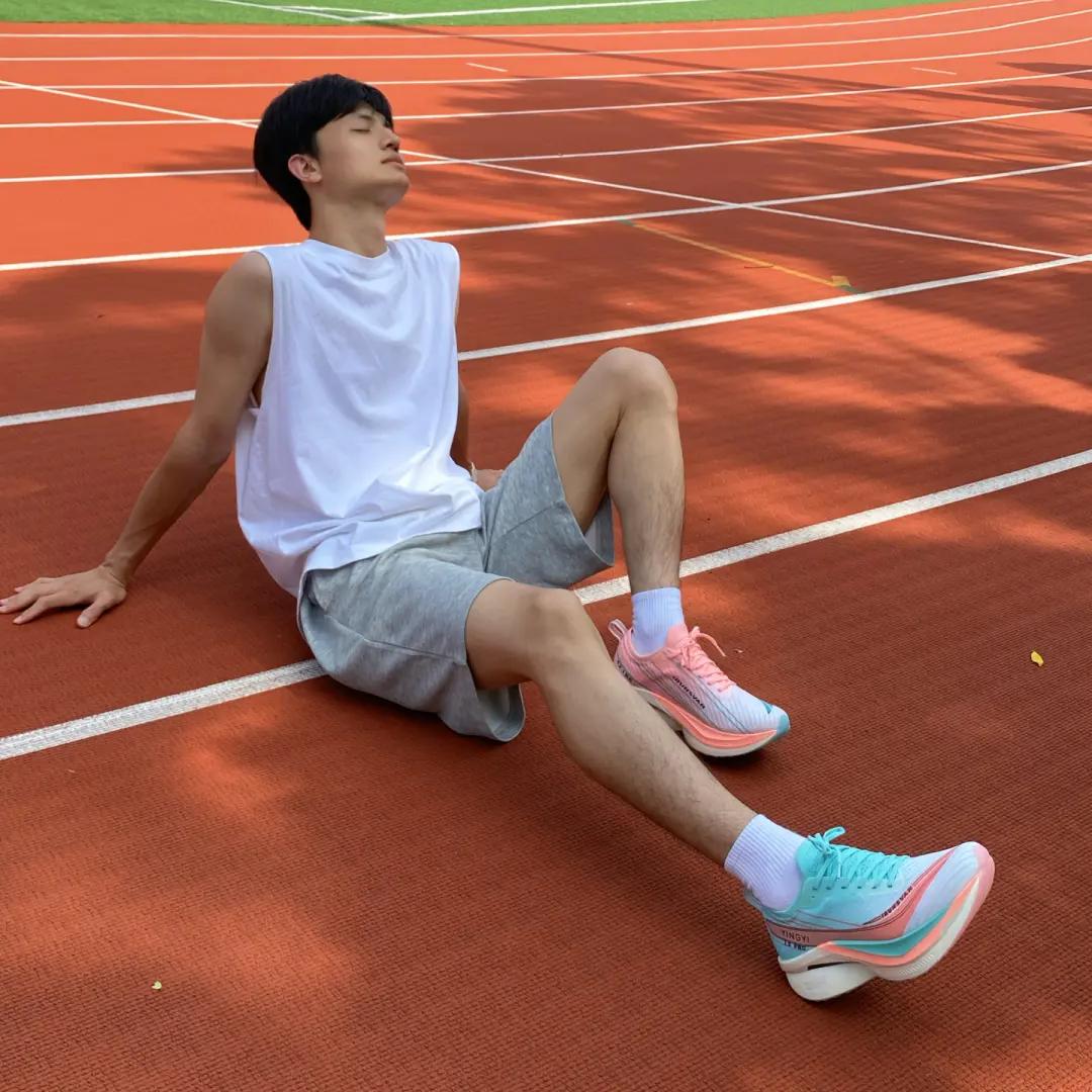 This IRUNSVAN Shadow Wing 2.0 Pro two colors of running shoes, just hold me tight 🌟